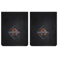 LODERA DE HULE  C/EMBLEMA ROMBO P/INTERNATIONAL FV 24 X 30 NEG