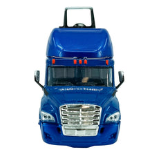 TRACTOCAMION FREIGHTLIENR CASCADIA EVOLUTION PLATAFORMA C/TRACTOR AGRÍCOLA ESCALA 1:43
