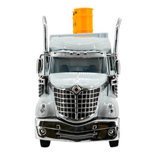 TRACTOCAMION INTER L-STAR PLATAFORMA PLANA C/BARRILES Y MONTACARGAS ESCALA 1:32