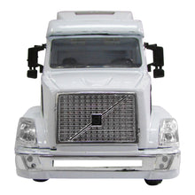 TRACTOCAMION VOLVO 3RA GEN C/ PLATAFORMA Y TUBOS ESCALA 1:32